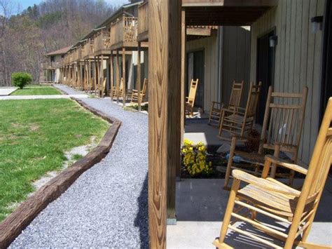 English mountain recovery - Who is English Mountain Recovery. About English Mountain - Established in 2005, English Mountain Recovery is a nationally recognized residential treatment center located on a 27-acr e campus in the heart of the Smoky Mountains in East Tennessee. For more than ten years, the company's mission has consistently …